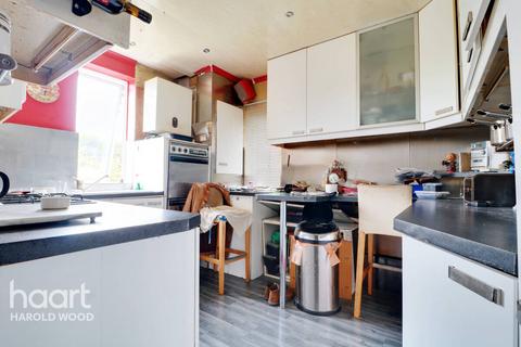 3 bedroom maisonette for sale, Squirrels Heath Road, Harold Wood