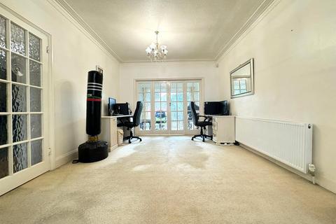 4 bedroom end of terrace house for sale, Lakeside Avenue, Redbridge