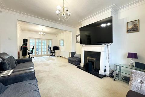 4 bedroom end of terrace house for sale, Lakeside Avenue, Redbridge