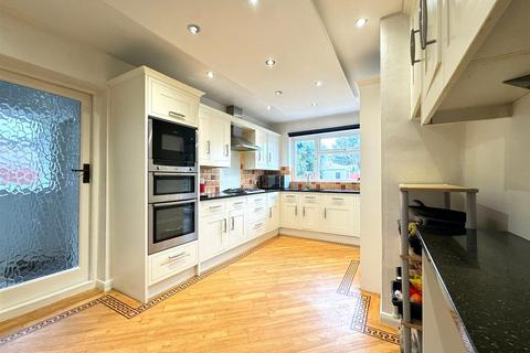 4 bedroom end of terrace house for sale, Lakeside Avenue, Redbridge