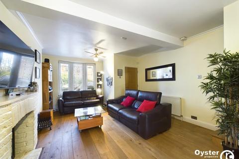 Oakleigh Road North, London, N20