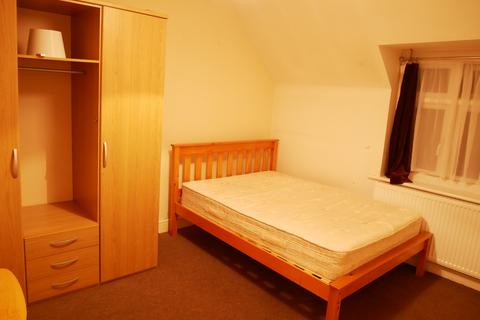 Studio to rent, Lampton Road, Hounslow TW3