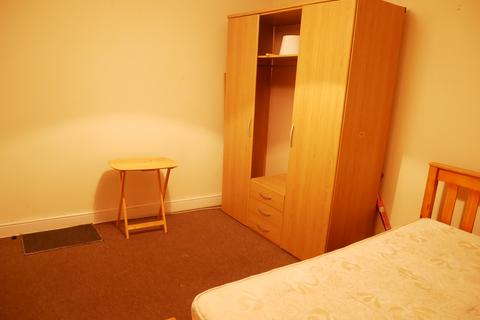 Studio to rent, Lampton Road, Hounslow TW3