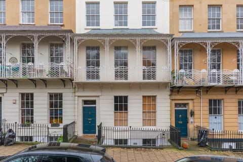 3 bedroom flat for sale, Caledonia Place, Clifton Village