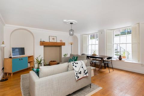 3 bedroom flat for sale, Caledonia Place, Clifton Village