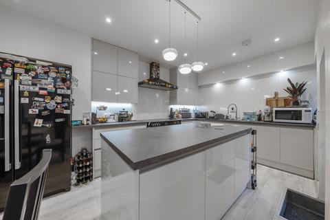 35 Scawen Road, London, SE8 5AE