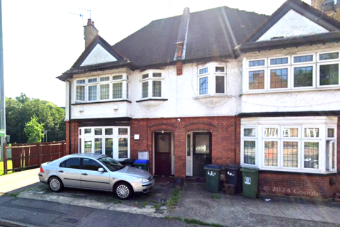 2 bedroom flat to rent, Albert Road South, Watford WD17