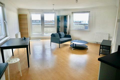 2 bedroom flat to rent, Montague House, Green lane, Ilford, IG3