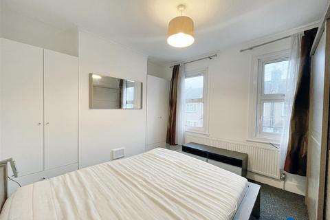 2 bedroom terraced house to rent, Aldworth Road, London