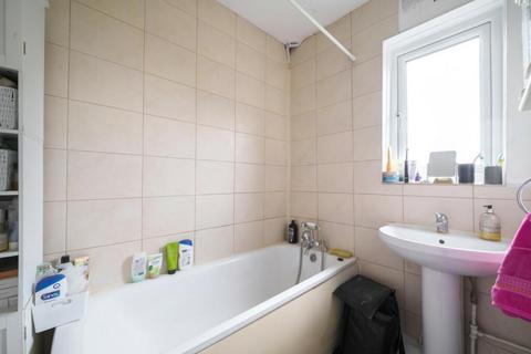 4 bedroom semi-detached house to rent, Elmer Gardens, Edgware HA8