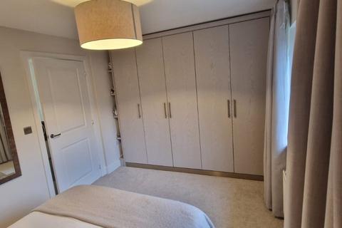 2 Kingfisher Close, Ashtead, Leatherhead, KT22 7FL