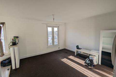 2 bedroom flat to rent, Addiscombe Road, Croydon CR0