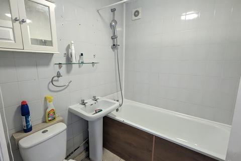 2 bedroom flat to rent, Addiscombe Road, Croydon CR0