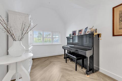 7 The Meadow, Chislehurst, BR7 6AA