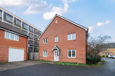 3 bedroom end of terrace house to rent, George Palmer Close, Reading, RG2