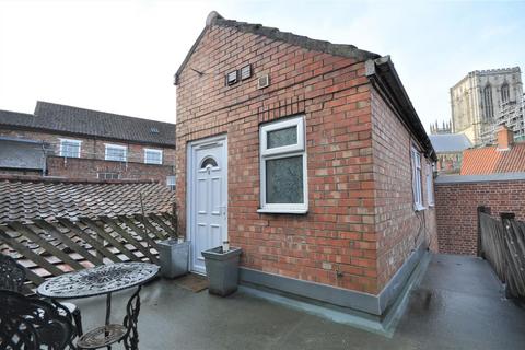 Studio to rent, Goodramgate, York