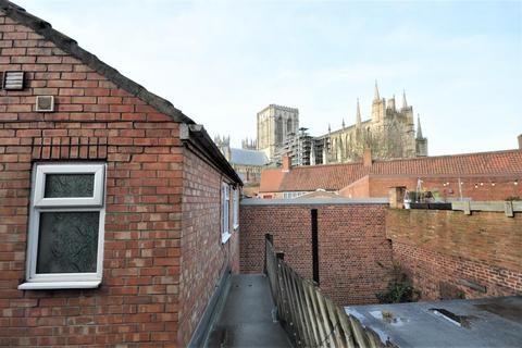 Studio to rent, Goodramgate, York