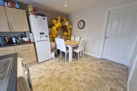 2 bedroom end of terrace house for sale, Peregrine Road, Luton LU4