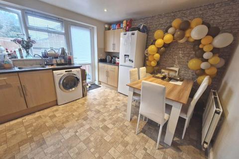 2 bedroom end of terrace house for sale, Peregrine Road, Luton LU4