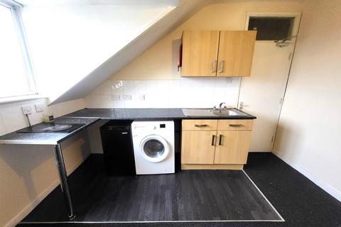 1 bedroom in a house share to rent, Merridale Road, Wolverhampton, WV3 9SB