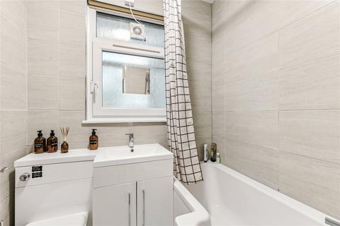 2 bedroom apartment to rent, Flowersmead, SW17