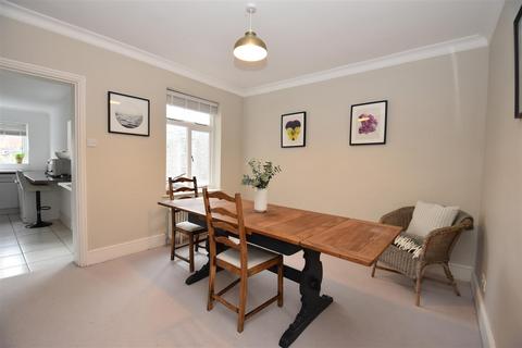 3 bedroom house to rent, Reigate Road, Hookwood, Horley