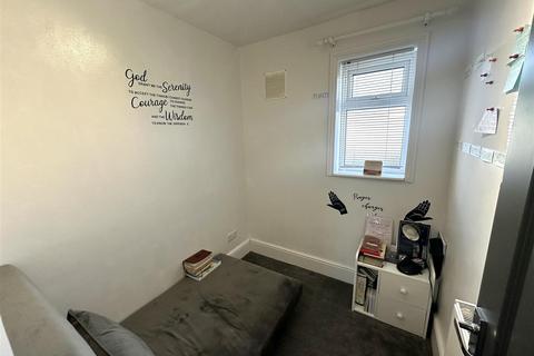 21 Poplar Shaw, Waltham Abbey, EN9 3NJ