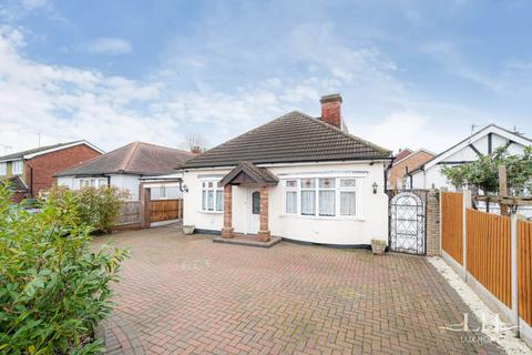 4 bedroom bungalow for sale, Wingletye Lane, Hornchurch