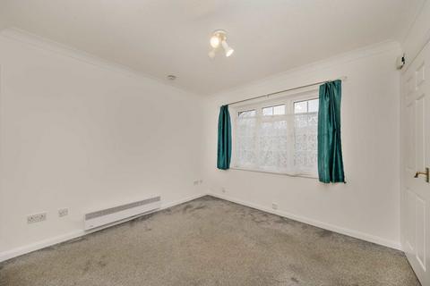 1 bedroom house for sale, Windmill Road, Hampton TW12