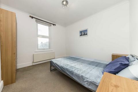 2 bedroom flat for sale, Avenue Road, London W3