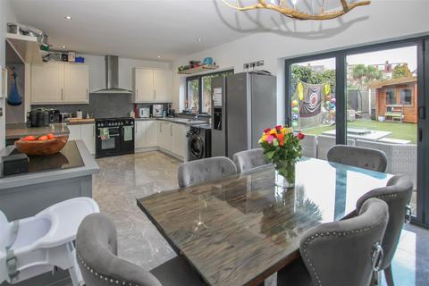 4 bedroom semi-detached house for sale, Manor Way, Brentwood