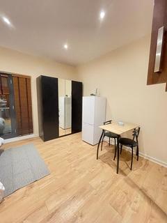 Studio to rent, Ferndale Road, London, N15