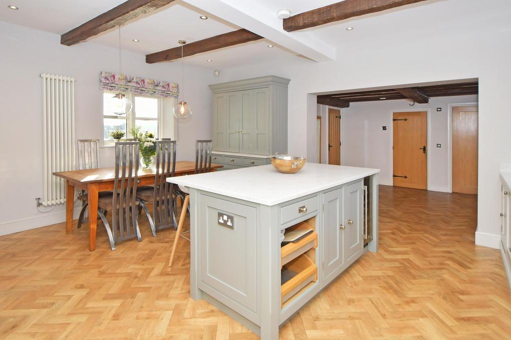 Kitchen/ Dining Room