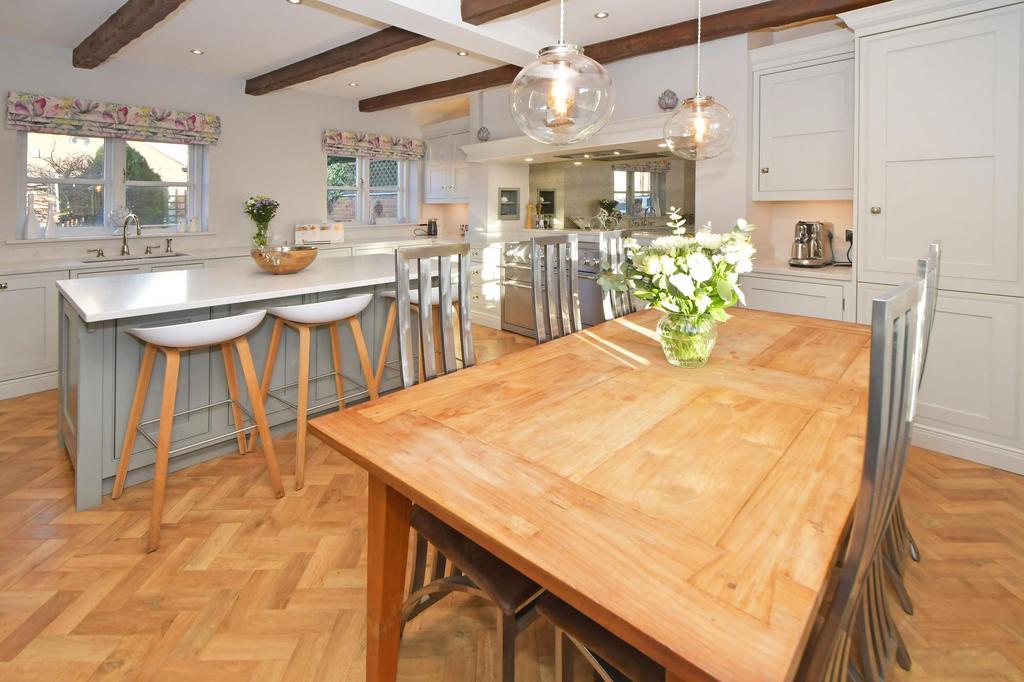 Kitchen/ Dining Room