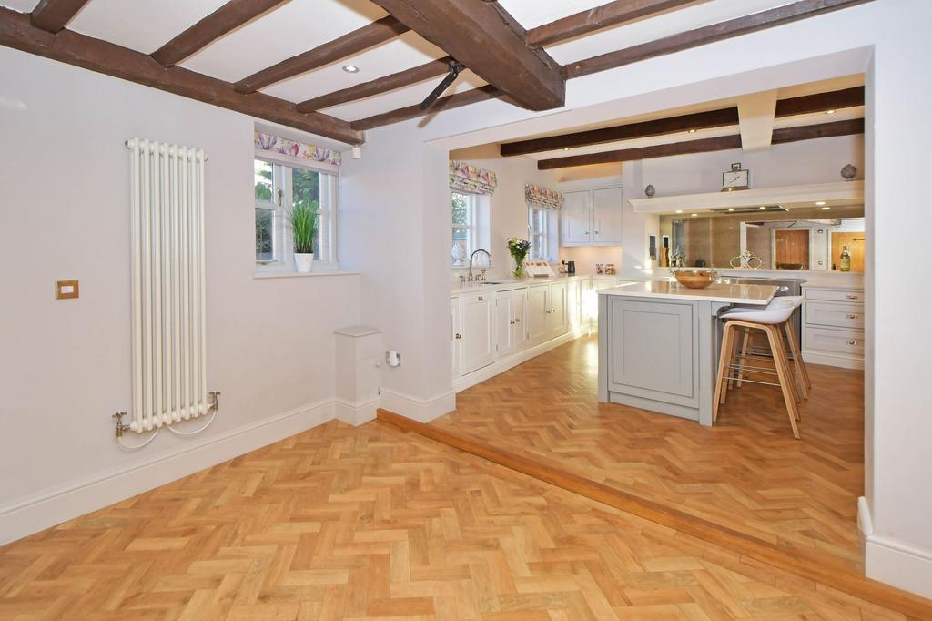 Kitchen/ Dining Room