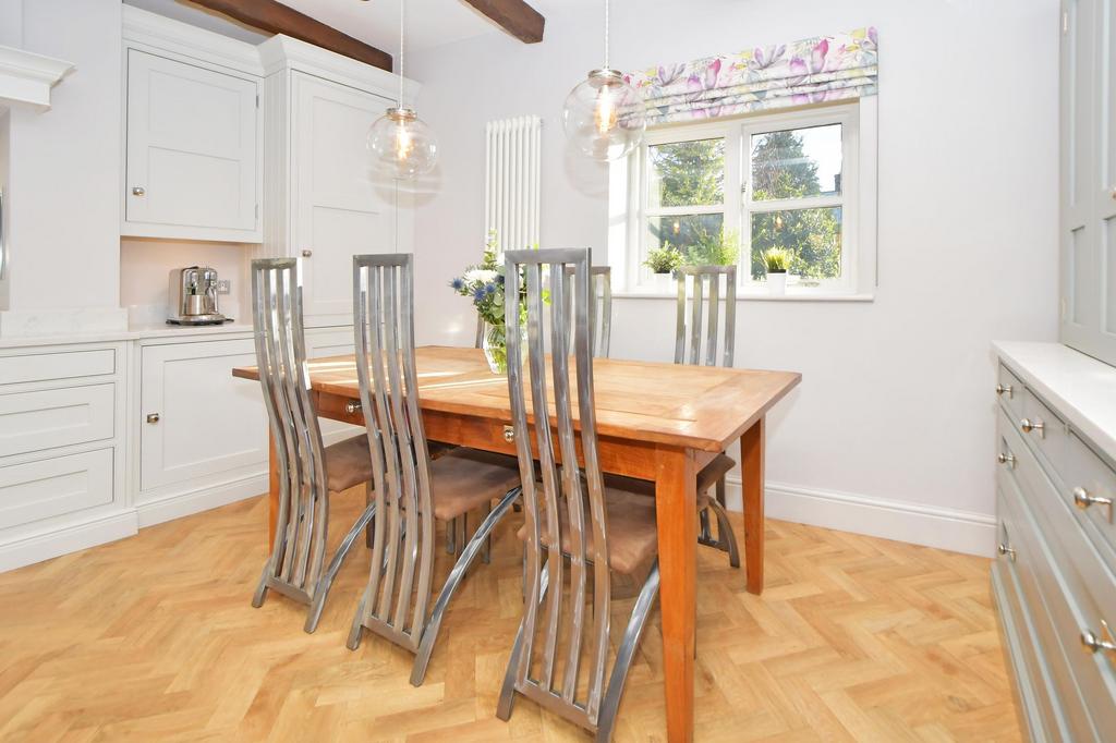 Kitchen/ Dining Room