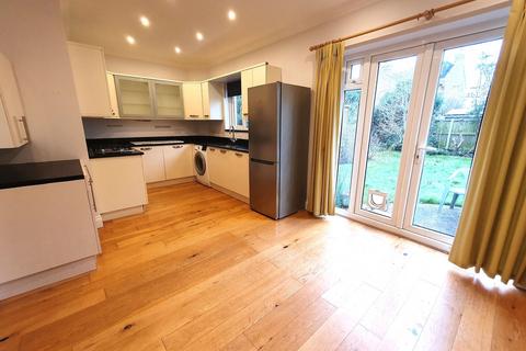 4 bedroom chalet to rent, Oxenden Square, Herne Bay, CT6