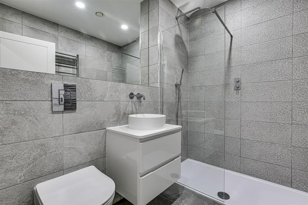 9 Shower Room.jpg
