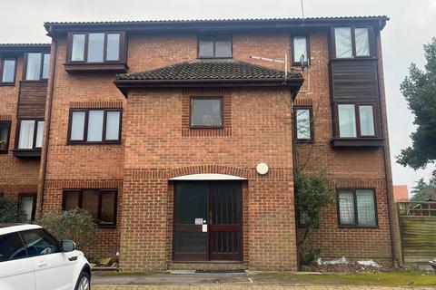 1 bedroom ground floor flat to rent, Egham TW20