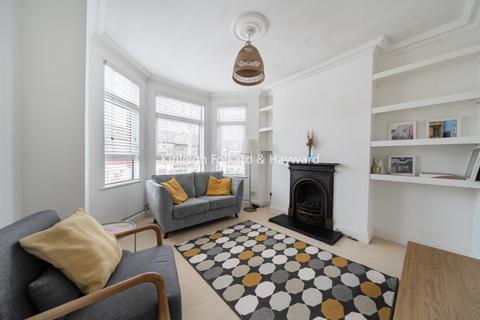 3 bedroom apartment to rent, South View Road London N8