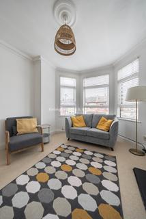 3 bedroom apartment to rent, South View Road London N8