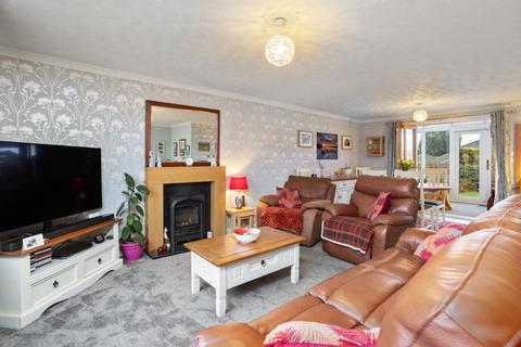Lynwood, 13 Beechtree Place, Auchterarder, PH3 1JQ
