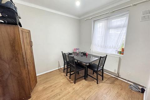 undefined, Arundel Close, London