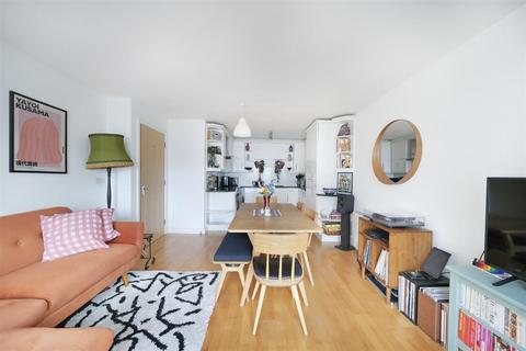 2 bedroom flat for sale, Defoe Road, London N16