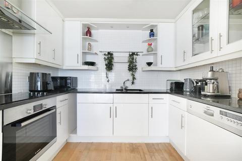 2 bedroom flat for sale, Defoe Road, London N16