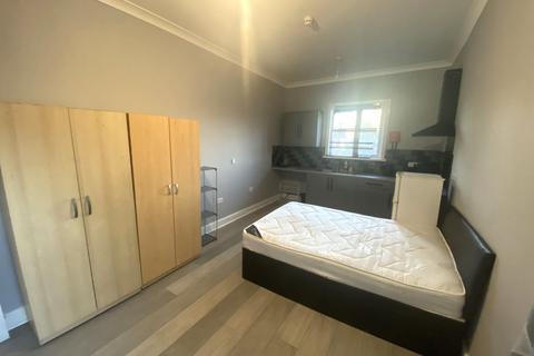 Studio to rent, London E10