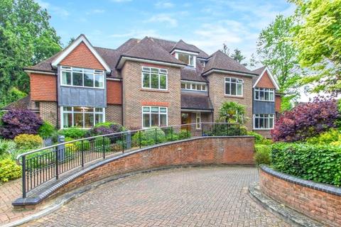 2 bedroom flat for sale, Oakhill Lodge, Church Lane, Oxted, Surrey, RH8