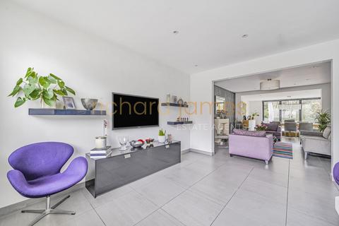 10 Marsh Close, London, NW7 4NY
