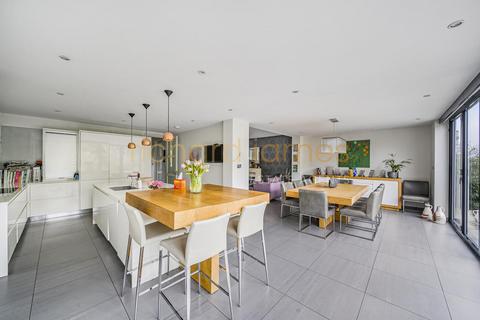 10 Marsh Close, London, NW7 4NY