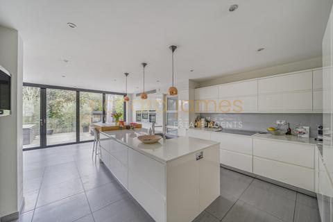 10 Marsh Close, London, NW7 4NY